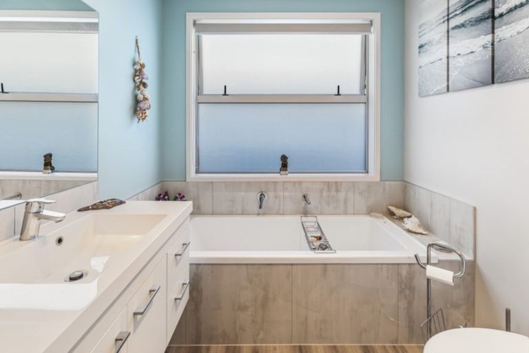 Photo of property in 4 Westhill Lane, Papamoa Beach, Papamoa, 3118