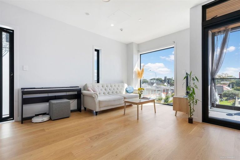 Photo of property in Frank Sargeson Apts, 201/74 Anzac Street, Takapuna, Auckland, 0622