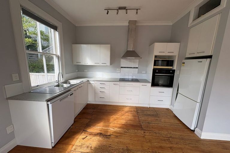 Photo of property in 30a Sutherland Crescent, Melrose, Wellington, 6023