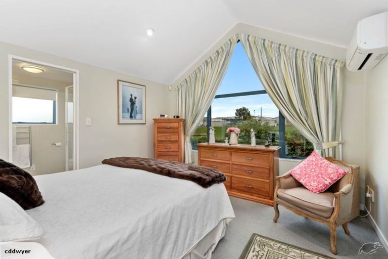 Photo of property in 2/9 Miri Road, Rothesay Bay, Auckland, 0630