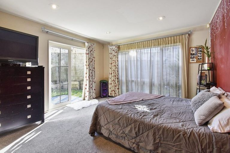 Photo of property in 57a Ribbonwood Crescent, Goodwood Heights, Auckland, 2105