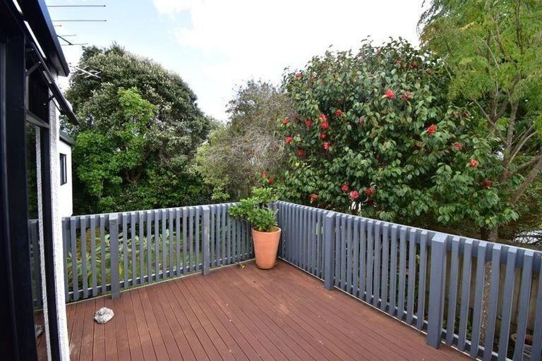 Photo of property in 3/252 East Coast Road, Forrest Hill, Auckland, 0620