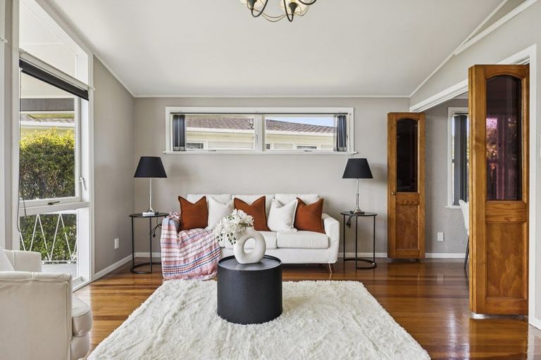 Photo of property in 61 Beechdale Crescent, Pakuranga Heights, Auckland, 2010