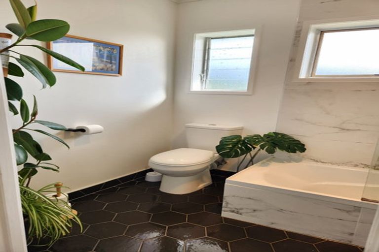 Photo of property in 2/166 Verbena Road, Birkdale, Auckland, 0626