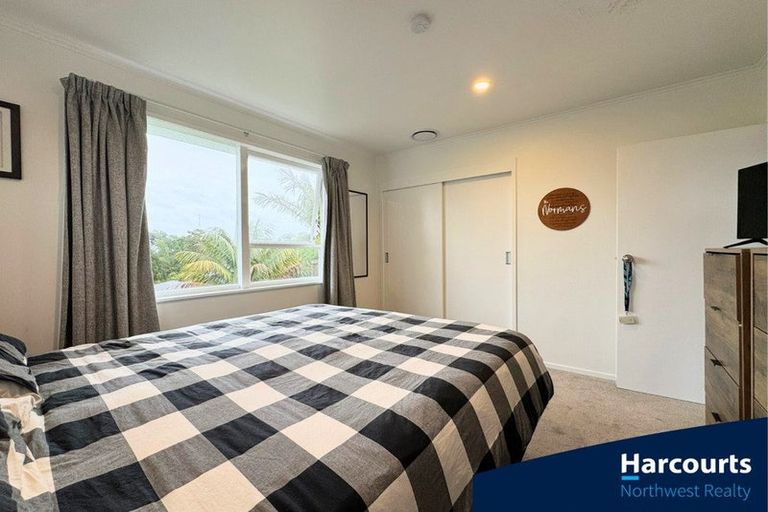 Photo of property in 20 Edgerton Road, Te Atatu Peninsula, Auckland, 0610