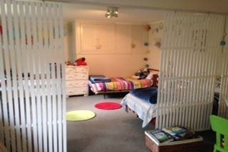 Photo of property in 2/17 Paris Place, Birkenhead, Auckland, 0626