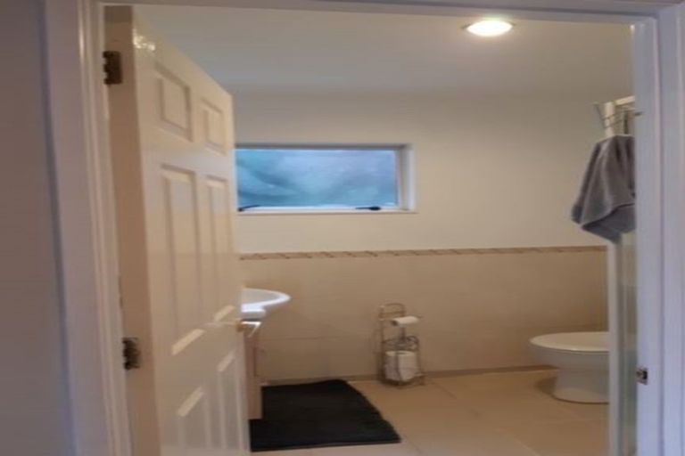 Photo of property in 18 Mountain Road, Henderson Valley, Auckland, 0612