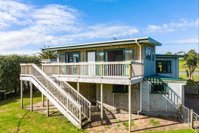 Photo of property in 4 Sea View Road, Baylys Beach, Dargaville, 0377