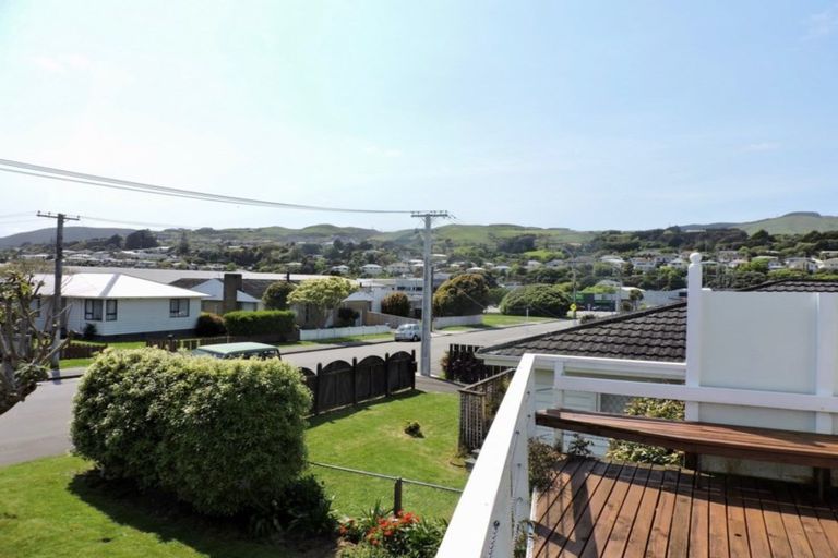 Photo of property in 13 Redwood Avenue, Tawa, Wellington, 5028