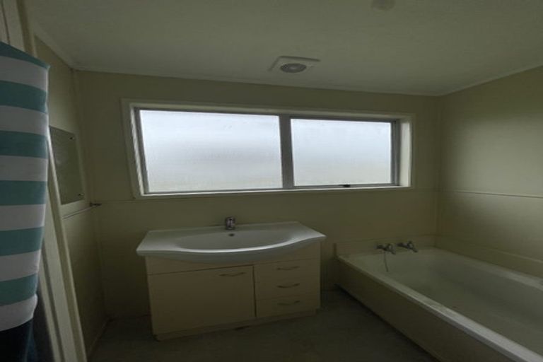 Photo of property in 28 Hinton Place, Weymouth, Auckland, 2103