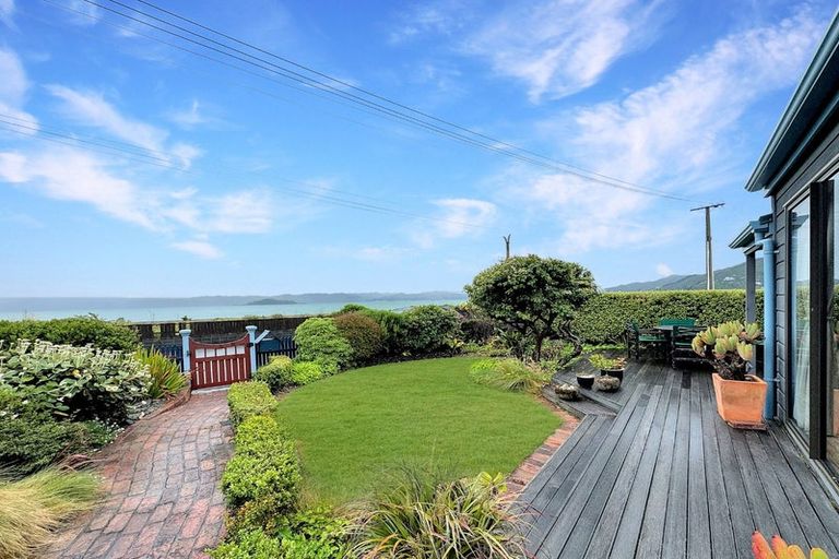 Photo of property in 123 Marine Parade, Eastbourne, Lower Hutt, 5013