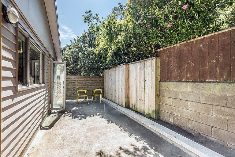 Photo of property in 33 Omega Street, Newlands, Wellington, 6037