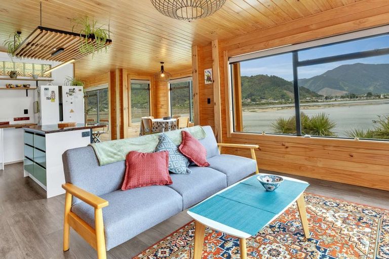 Photo of property in 127 Queen Charlotte Drive, Havelock, Picton, 7281