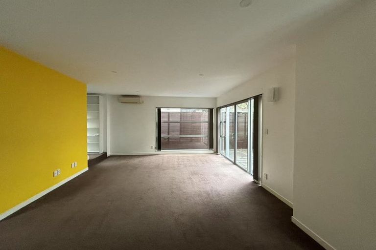 Photo of property in 12 Tiketike Way, Brooklyn, Wellington, 6021