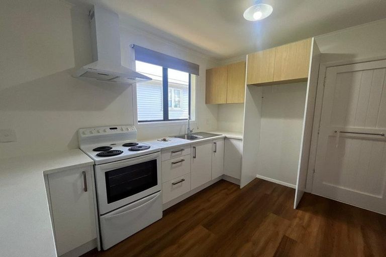 Photo of property in 11 Springside Place, New Lynn, Auckland, 0600