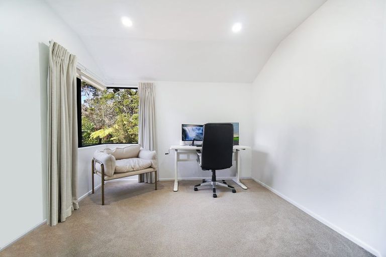 Photo of property in 2/15 Wernham Place, Northcote, Auckland, 0626