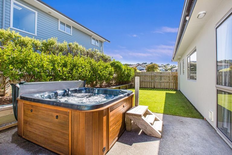 Photo of property in 10 Routeburn Avenue, Aotea, Porirua, 5024