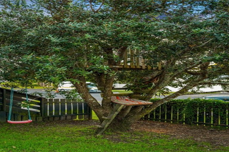 Photo of property in 1/30 Elizabeth Drive, West Harbour, Auckland, 0618