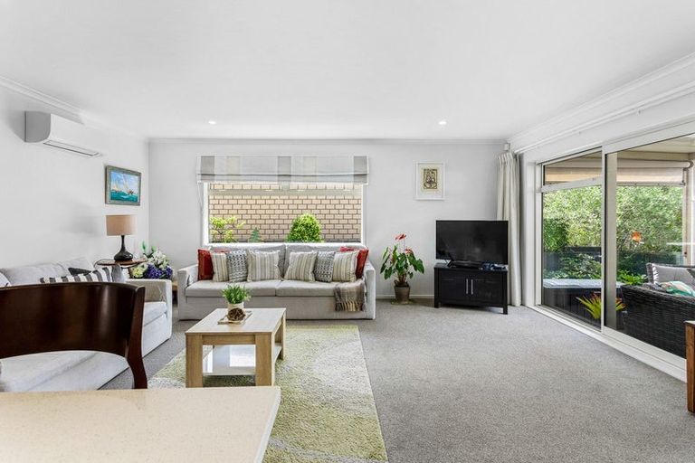 Photo of property in 10 Waitaha Close, Orewa, 0931