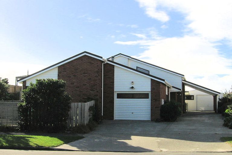Photo of property in 16 Oratia Street, Waikanae Beach, Waikanae, 5036