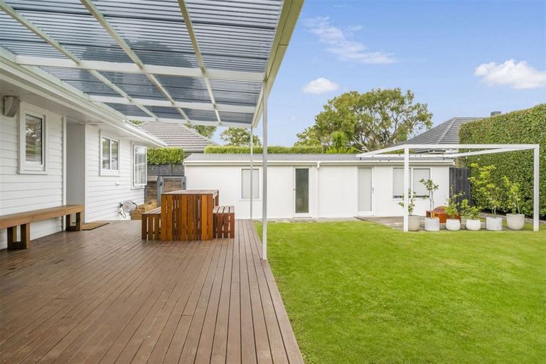 Photo of property in 4 London Street, Te Atatu Peninsula, Auckland, 0610