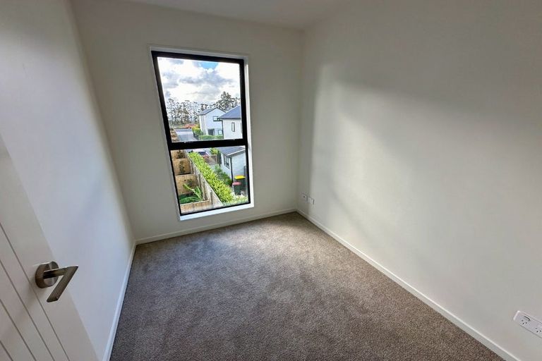 Photo of property in 3/105 Hobsonville Road, West Harbour, Auckland, 0618