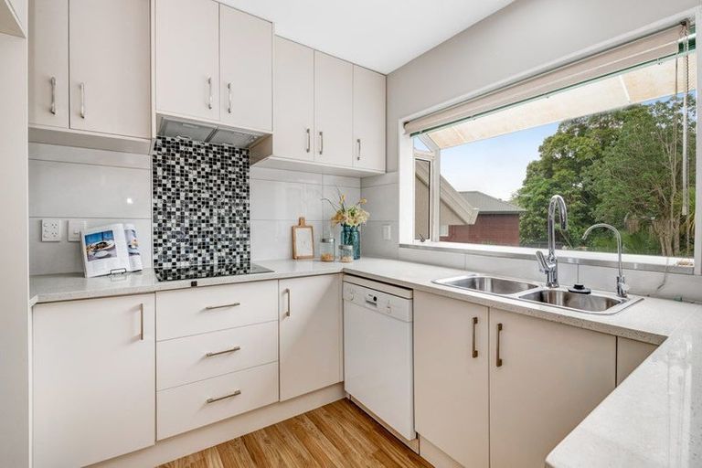 Photo of property in 2/39 Rifleman Rise, Unsworth Heights, Auckland, 0632