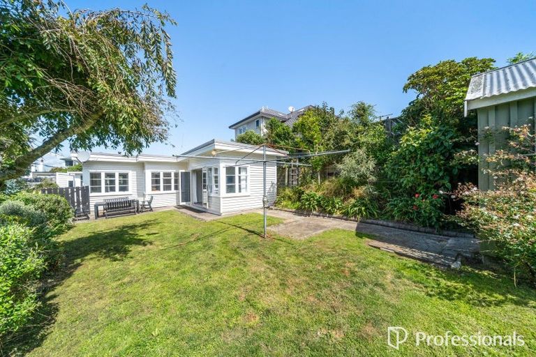 Photo of property in 6 Te Whiti Grove, Korokoro, Lower Hutt, 5012