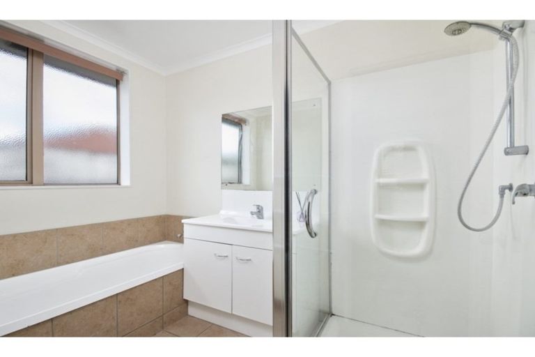 Photo of property in 2 Kathleen Reece Place, Waiuku, 2123