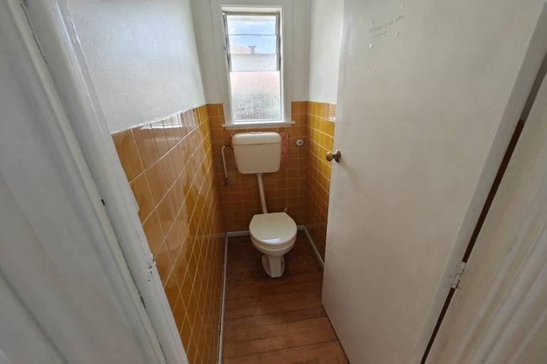 Photo of property in 33 Howard Road, Northcote, Auckland, 0627