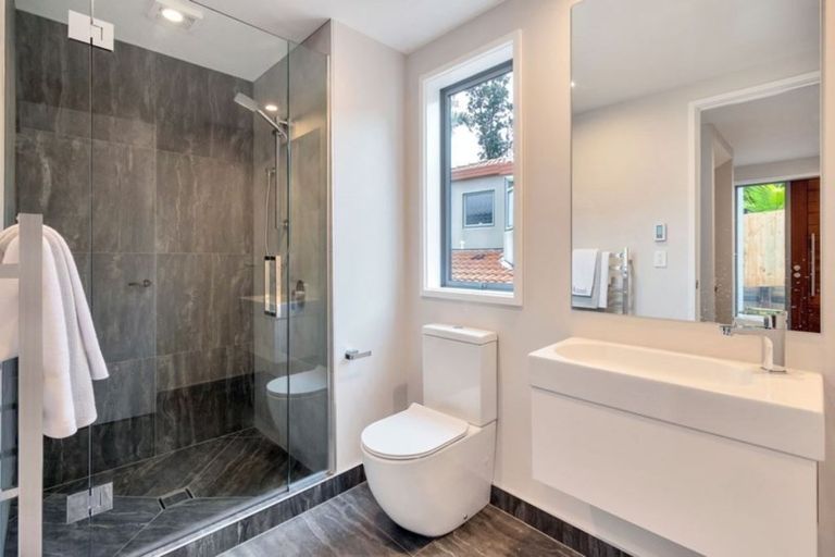 Photo of property in 1a Lyons Avenue, Murrays Bay, Auckland, 0630