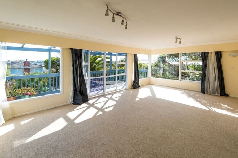 Photo of property in 15 Catalina Crescent, Forrest Hill, Auckland, 0620