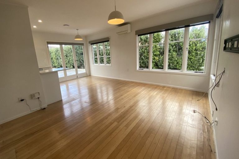 Photo of property in 5 Brookfield Road, Te Atatu Peninsula, Auckland, 0610