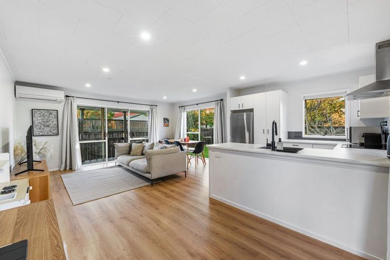 Photo of property in 92b Beach Road, Te Atatu Peninsula, Auckland, 0610