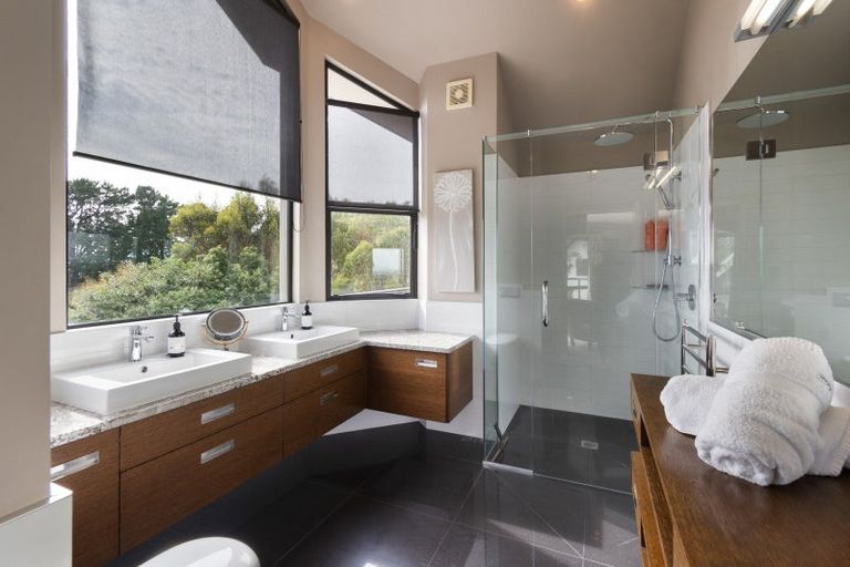 Photo of property in 70 Waicola Drive, Fitzherbert, Palmerston North, 4471