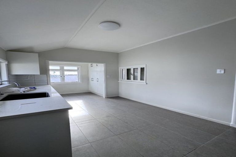 Photo of property in 39 Staveley Avenue, Mount Roskill, Auckland, 1041