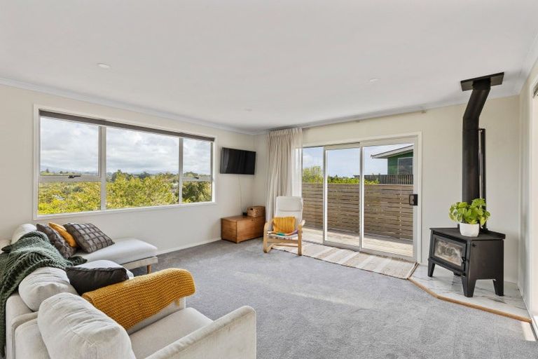 Photo of property in 17 Longview Drive, Merrilands, New Plymouth, 4312