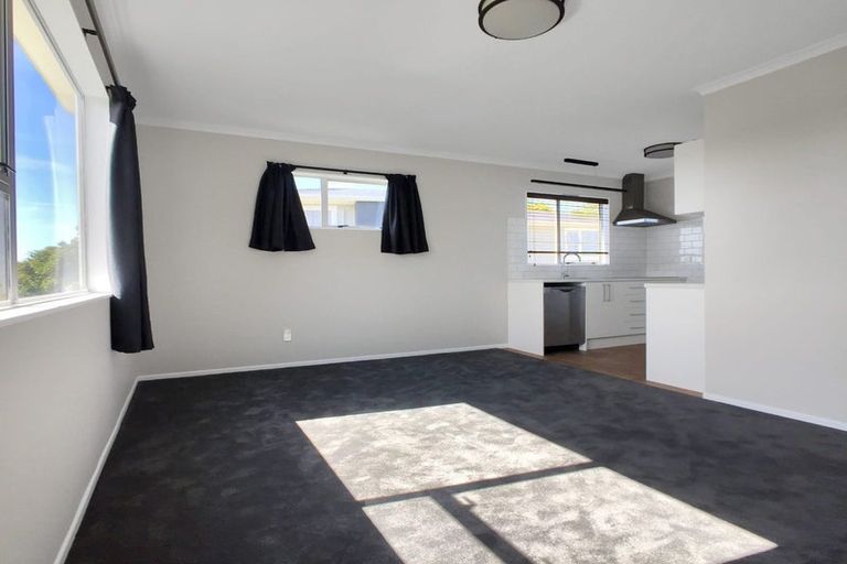 Photo of property in 52a Brooker Grove, Newlands, Wellington, 6037