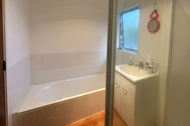 Photo of property in 30 Sungrove Rise, Sunnyvale, Auckland, 0612