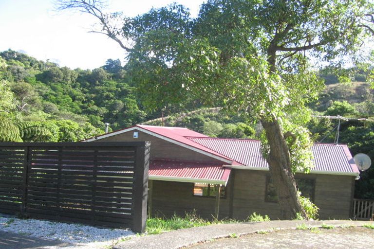 Photo of property in 16 Rakeiora Grove, Korokoro, Lower Hutt, 5012
