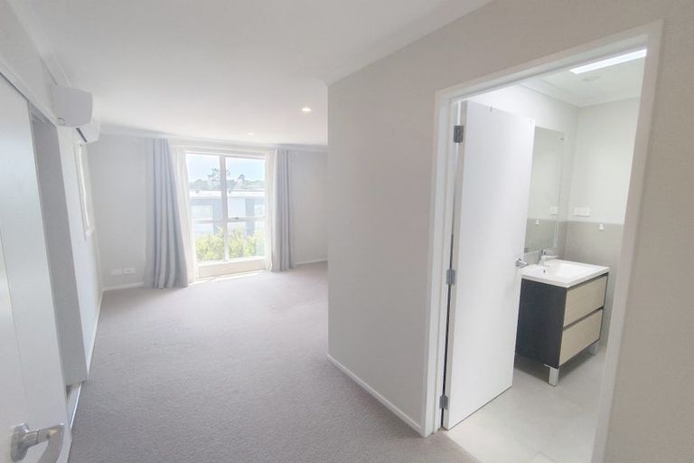 Photo of property in 3 Ambar Ridge Avenue, Massey, Auckland, 0614