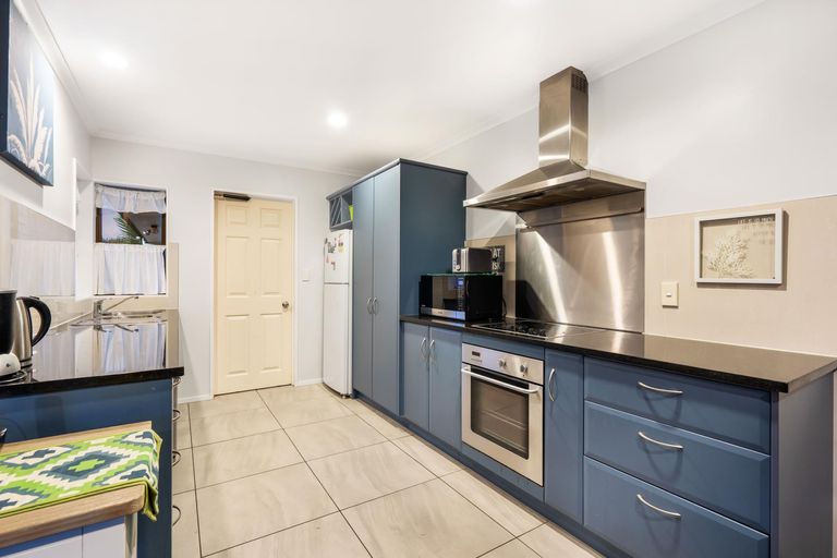 Photo of property in 3 Ebanjane Way, Clendon Park, Auckland, 2103