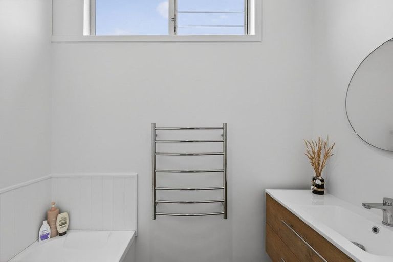 Photo of property in 8 Evelyn Place, Welbourn, New Plymouth, 4310