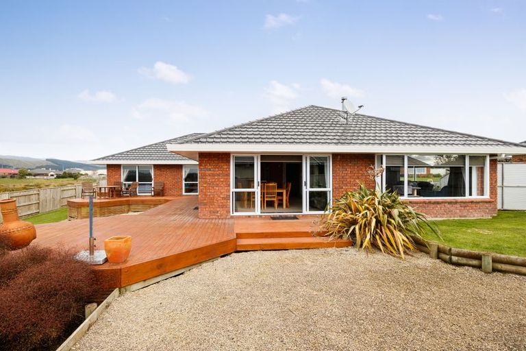 Photo of property in 20 Johnstone Drive, Fitzherbert, Palmerston North, 4410