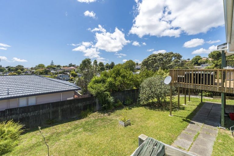Photo of property in 4/92 Awaroa Road, Sunnyvale, Auckland, 0612
