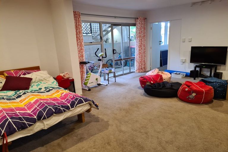 Photo of property in 2/42 Knightsbridge Drive, Forrest Hill, Auckland, 0620