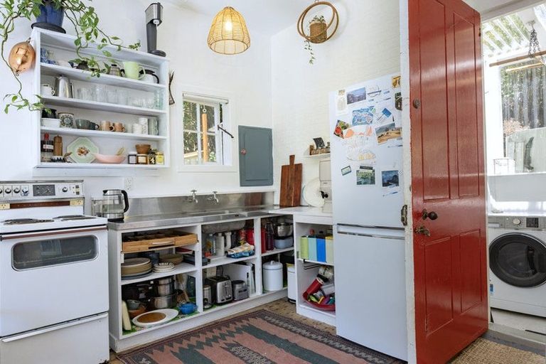 Photo of property in 37 Glenesk Road, Piha, New Lynn, 0772