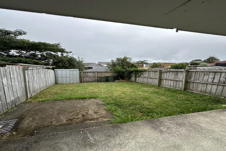 Photo of property in 2/242 Great North Road, Henderson, Auckland, 0612