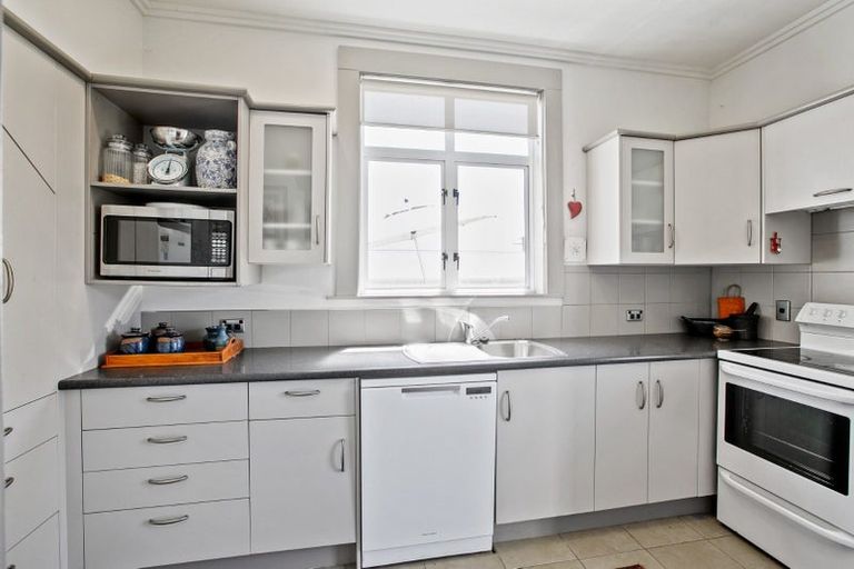 Photo of property in 13 Paynters Avenue, Strandon, New Plymouth, 4312