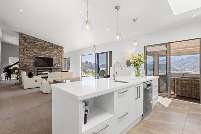 Photo of property in 16 Harbour View Heights, Picton, 7220